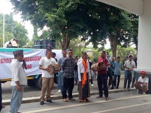 Aksi Warga Manggarai Barat Tabuh Gendang-Gong Tolak Pelantikan Kades