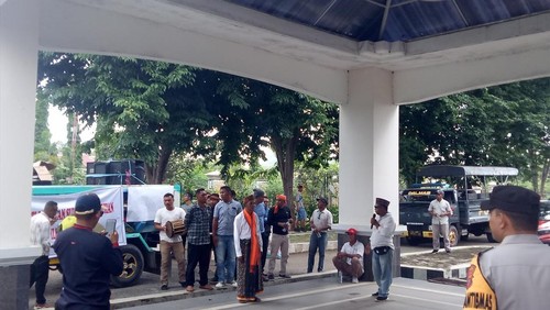 Puluhan warga menggelar aksi di Kantor DPRD Manggarai Barat menolak pelantikan empat kepala desa yang masih bersengketa di PTUN Kupang.