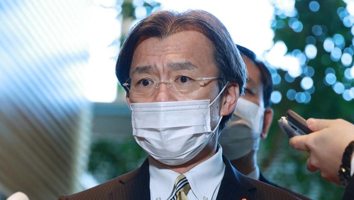 Japan's Reconstruction Minister Kenya Akiba (2nd L) enters the prime minister's official residence surrounded by reporters in Tokyo on December 27, 2022. - Japan's reconstruction minister Akiba resigned on December 27 over alleged financial improprieties, becoming the fourth minister to depart Prime Minister Fumio Kishida's cabinet in just three months. - Japan OUT (Photo by JIJI Press / AFP) / Japan OUT (Photo by STR/JIJI Press/AFP via Getty Images)