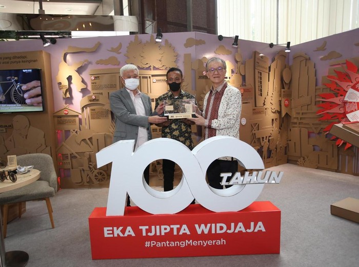 Franky Oesman Widjaja (kanan) dan Muktar Widjaja (kiri) bersama pelaku UMKM binaan APP Sinar Mas Hermawan yang membuat karya miniatur sepeda ontel Pak Eka Tjipta Widjaja sebanyak 100 buah yang dikirimkan ke tokoh masyarakat