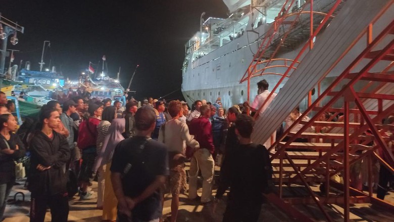 EVAKUASI WISATAWAN TERJEBAK DI KARIMUNJAWA Sejumlah wisatawan yang terjebak menaiki KM Kelimutu di Pelabuhan Legon Bajak, Karimunjawa, Jepara, Jawa Tengah, Selasa (27/12/2022). Sebanyak 356 wisatawan terjebak di Kepulauan Karimujawa, Jepara, sejak Sabtu (24/12/2022) akibat cuaca ekstrem dan 40 orang diantaranya adalah wisatawan mancanegara dari Eropa itu dievakuasi dengan KM Kelimutu menuju pelabuhan Tanjung Emas Semarang. ANTARA FOTO/Sriantok/yn/aww.