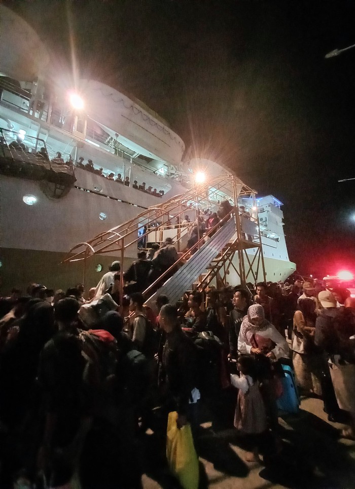 EVAKUASI WISATAWAN TERJEBAK DI KARIMUNJAWA Sejumlah wisatawan yang terjebak menaiki KM Kelimutu di Pelabuhan Legon Bajak, Karimunjawa, Jepara, Jawa Tengah, Selasa (27/12/2022). Sebanyak 356 wisatawan terjebak di Kepulauan Karimujawa, Jepara, sejak Sabtu (24/12/2022) akibat cuaca ekstrem dan 40 orang diantaranya adalah wisatawan mancanegara dari Eropa itu dievakuasi dengan KM Kelimutu menuju pelabuhan Tanjung Emas Semarang. ANTARA FOTO/Sriantok/yn/aww.