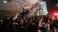 Mereka dievakuasi dengan KM Kelimutu menuju pelabuhan Tanjung Emas Semarang.
