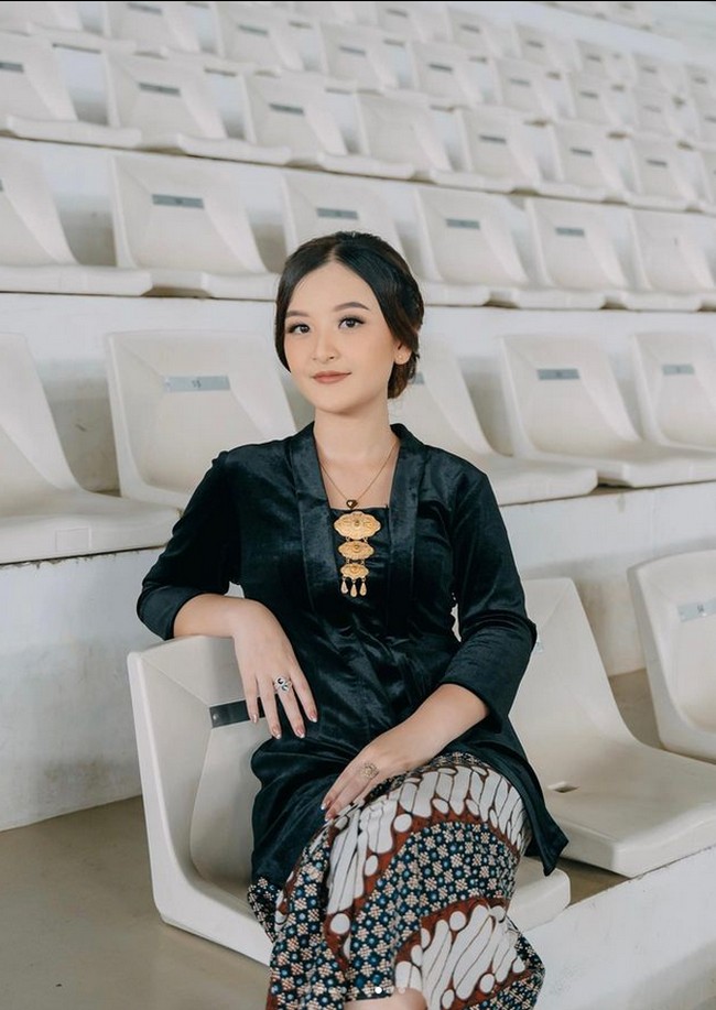Penampilan Atha, anak Ria Enes yang jarang tersorot kini sudah wisuda ini mencuri atensi netizen. Ini Tala ya mbak? Wowwww udah besaarr ya ... So long not to see her ... Berasa tambah tua nihh mantan guru nya wkwkw ... Btw msh inget aku nggak? 😂😂, ucap akun @okie_whardana. Wah kak ria putrinya sudah besar.. selamat nggeh smoga ilmunya bermanfaat bagi sesama, saut akun @hosanatridho. Kak Riaaaa...mamanya cantik...putrinya tambah cuantik, puji akun @natalianurisom. Foto: Dok. Instagram @atharania.