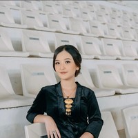 Penampilan Atha, anak Ria Enes yang jarang tersorot kini sudah wisuda ini mencuri atensi netizen. Ini Tala ya mbak? Wowwww udah besaarr ya ... So long not to see her ... Berasa tambah tua nihh mantan guru nya wkwkw ... Btw msh inget aku nggak? 😂😂, ucap akun @okie_whardana. Wah kak ria putrinya sudah besar.. selamat nggeh smoga ilmunya bermanfaat bagi sesama, saut akun @hosanatridho. Kak Riaaaa...mamanya cantik...putrinya tambah cuantik, puji akun @natalianurisom. Foto: Dok. Instagram @atharania.