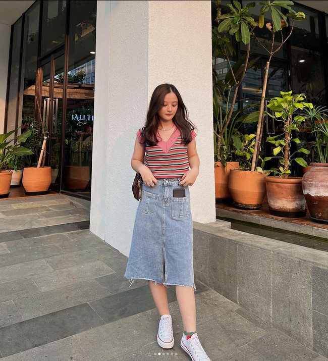 Di akun Instagramnya @atharania, Atha kerap membagikan foto OOTD bergaya kasual. Seperti dalam foto ini, Atha memakai atasan rajut dan bawahan rok jeans biru dipadukan dengan sneakers. Foto: Dok. Instagram @atharania.