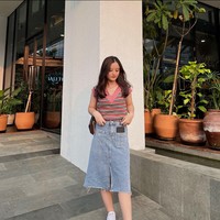 Di akun Instagramnya @atharania, Atha kerap membagikan foto OOTD bergaya kasual. Seperti dalam foto ini, Atha memakai atasan rajut dan bawahan rok jeans biru dipadukan dengan sneakers. Foto: Dok. Instagram @atharania.