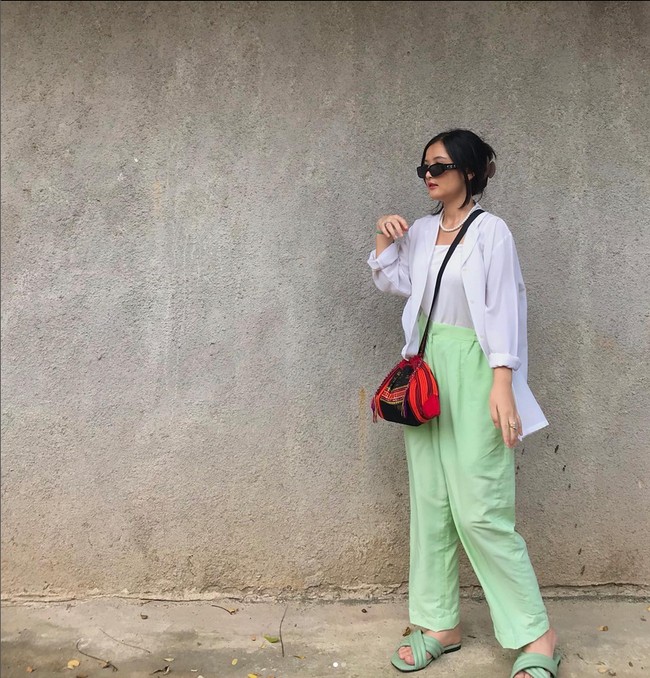 Ketika ingin pergi liburan, Atha mengenakan outer, dalaman putih dipadukan dengan celana warna sage green yang senada dengan sandalnya. Gaya Atha pun bisa kamu tiru untuk pergi liburan bersama sahabat dan keluarga. Foto: Dok. Instagram @atharania. Foto: Dok. Instagram @atharania.