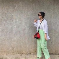 Ketika ingin pergi liburan, Atha mengenakan outer, dalaman putih dipadukan dengan celana warna sage green yang senada dengan sandalnya. Gaya Atha pun bisa kamu tiru untuk pergi liburan bersama sahabat dan keluarga. Foto: Dok. Instagram @atharania. Foto: Dok. Instagram @atharania.