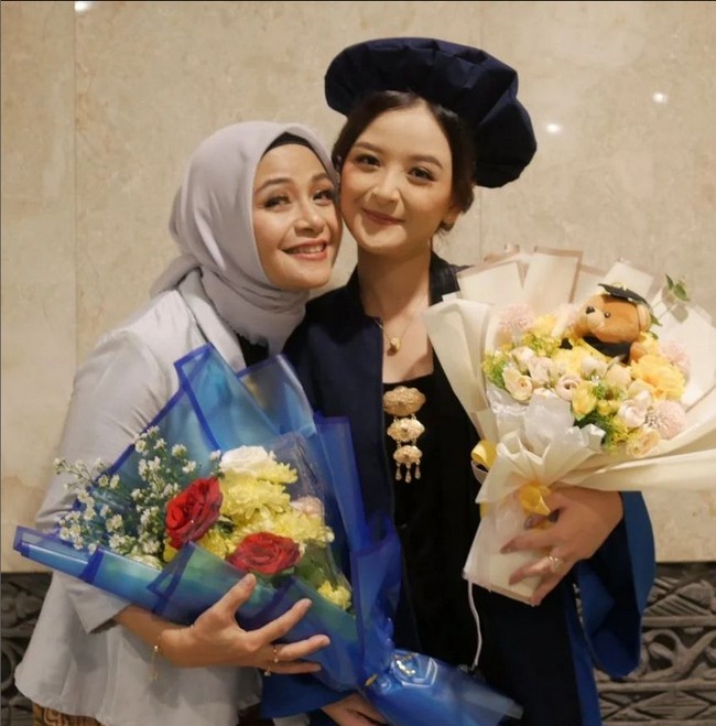 Lama tak muncul di layar kaca, wanita yang memiliki nama lengkap Wiwiek Suryaningsih ini mengunggah momen kebersamaan dengan putri sulungnya, Athala Rania Insyra yang baru saja menjalani wisuda.  Foto: Dok. TikTok @ria_nsuzan.