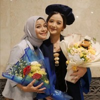 Lama tak muncul di layar kaca, wanita yang memiliki nama lengkap Wiwiek Suryaningsih ini mengunggah momen kebersamaan dengan putri sulungnya, Athala Rania Insyra yang baru saja menjalani wisuda.  Foto: Dok. TikTok @ria_nsuzan.