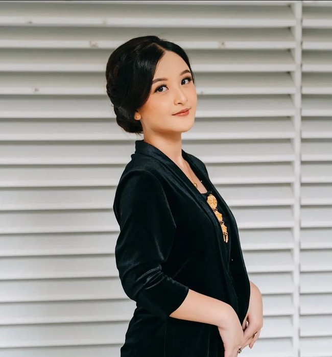 Athala Rania, anak Ria Enes, kelahiran 29 Juli 2000 itu terlihat sudah beranjak dewasa dan semakin cantik. Ria Enes memperlihatkan gaya Rania yang memakai kebaya kutu baru dengan rambul ditata sanggul modern. Foto: Dok. TikTok @ria_nsuzan.