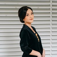 Athala Rania, anak Ria Enes, kelahiran 29 Juli 2000 itu terlihat sudah beranjak dewasa dan semakin cantik. Ria Enes memperlihatkan gaya Rania yang memakai kebaya kutu baru dengan rambul ditata sanggul modern. Foto: Dok. TikTok @ria_nsuzan.