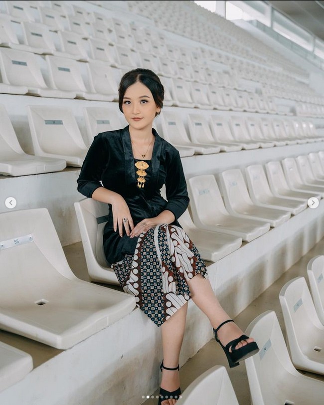 Atha terlihat flawless dengan riasan bulu mata natural dan riasan peachy looks makeup dari @amrinaros.makeup dan hairdo oleh @hairdobyrika.  Foto: Dok. Instagram @atharania.