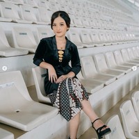 Atha terlihat flawless dengan riasan bulu mata natural dan riasan peachy looks makeup dari @amrinaros.makeup dan hairdo oleh @hairdobyrika.  Foto: Dok. Instagram @atharania.