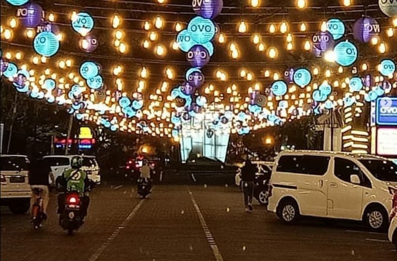 G-Walk berada di kawasan Perumahan Citraland. Tempat nongkrong di Surabaya Barat ini terkenal sebagai salah satu pusat wisata kuliner.