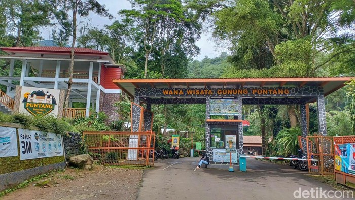 Gerbang Wana Wisata Gunung Puntang.