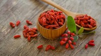 Goji berries punya beragam manfaat sehat, seperti menjaga kesehatan mata dan kekuatan tulang. Sekitar 1/4 cup goji berries bisa mengandung 45 mg kalsium. Foto: Getty Images/iStockphoto/