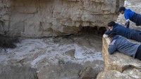 Hujan lebat mengguyur Israel pada Senin (26/12), membanjiri jalanan kota, memicu banjir bandang di dasar sungai gurun yang kering dan membasahi daerah pedesaan karena suhu turun ke level terendah musim ini.  