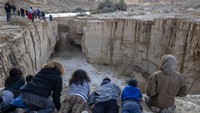 Hujan deras mengguyur Israel utara, dataran pantai, Yerusalem dan sebagian Negev utara, termasuk kilat dan angin kencang di beberapa daerah. Banjir bandang itu pun menjadi tontonan warga.