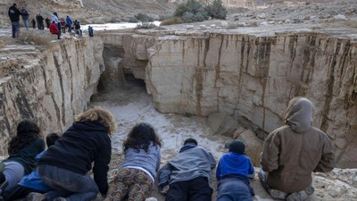Banjir Bandang di Gurun Negev Israel Jadi Tontonan Warga