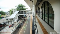 Tampak JPO juga terlihat rapi dan bersih. Sementara itu di jalur pedestrian juga terlihat petugas sedang melakukan pengecatan tiang JPO.