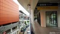 Halte ini menjadi titik transit ke Koridor 5 melalui Halte Pasar Jatinegara dan KRL Commuter Line melalui Stasiun Jatinegara.