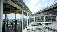 Jalur menuju Stasiun Jatinegara masih terlihat sepi karena akses integrasi masih ditutup.