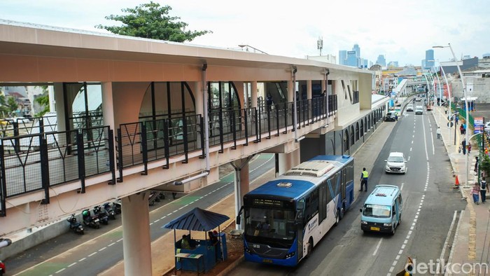Revitalisasi Halte St Jatinegara telah rampung. Namun akses integrasi ke stasiun masih belum dibuka. Jadi warga hanya bisa melakukan transit TransJakarta.