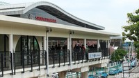 Saat ini pengguna angkutan umum belum bisa masuk Stasiun Jatinegara karena akses integrasi belum beroperasi.