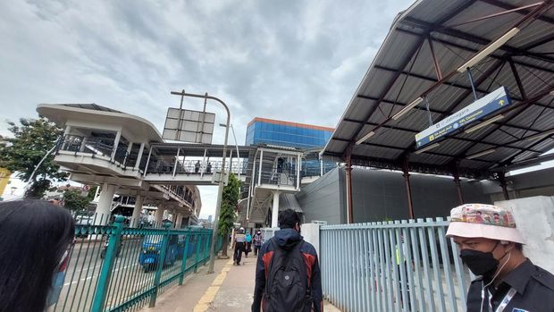 Halte TransJakarta Stasiun Jatinegara 2 selesai direvitalisasi. Integrasi antara stasiun dan halte akan segera dibuka.