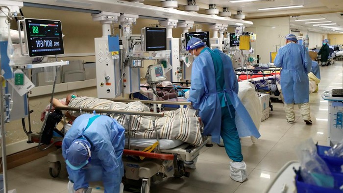 Medical workers attend to patients at the intensive care unit of the emergency department at Beijing Chaoyang hospital, amid the coronavirus disease (COVID-19) outbreak in Beijing, China December 27, 2022. China Daily via REUTERS  ATTENTION EDITORS - THIS IMAGE WAS PROVIDED BY A THIRD PARTY. CHINA OUT.
