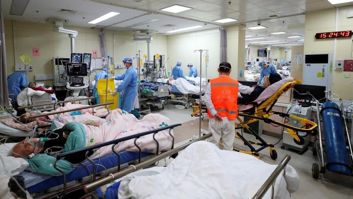 Medical workers attend to patients at the intensive care unit of the emergency department at Beijing Chaoyang hospital, amid the coronavirus disease (COVID-19) outbreak in Beijing, China December 27, 2022. China Daily via REUTERS  ATTENTION EDITORS - THIS IMAGE WAS PROVIDED BY A THIRD PARTY. CHINA OUT.