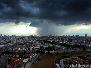Garis Badai di Malam Tahun Baru Ternyata Kabar Hoax