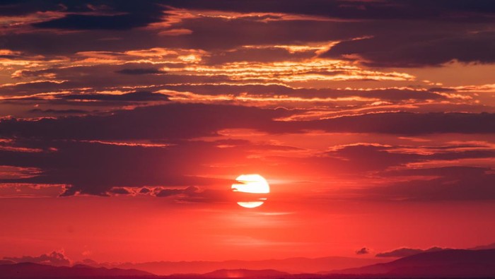 Ilustrasi sunset di Bandung.
