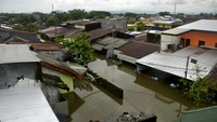 Banjir di Makassar. Kondisi rumah yang terendam banjir di Kecamatan Manggala, Makassar, Sulawesi Selatan, Minggu (25/12/2022). Curah hujan yang tinggi dalam beberapa hari membuat sungai dan waduk di kota Makassar meluap sehingga mengakibatkan ratusan rumah dan jalan terendam banjir. ANTARA FOTO/Abriawan Abhe.