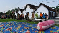 Puting beliung di Madiun. Petugas gabungan yang terdiri prajurit TNI, polisi, petugas Badan Penanggulangan Bencana Daerah (BPBD), relawan dan warga melakukan kerja bakti merapikan rumah warga yang rusak akibat puting beliung di Sidomulyo, Kabupaten Madiun, Jawa Timur, Kamis (15/12/2022). Puting beliung yang terjadi Rabu (14/12) petang mengakibatkan lima rumah warga rusak, puluhan pohon tumbang dan dua orang warga mengalami luka. Siswowidodo/Antara Foto.