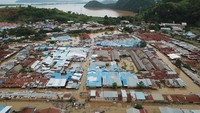Suasana Pasar Youtefa yang terendam banjir di Abepura, Jayapura, Papua, pada Jumat (7/1/2022). Berdasarkan data BNPB hujan lebat dan tanah longsor di sejumlah wilayah Jayapura telah mengakibatkan enam orang meninggal dunia. ANTARA FOTO/Fredy Fakdawer.
