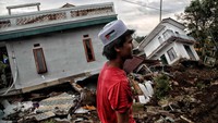 Gempa Cianjur. Gempa berkekuatan 5.6 M dengan kedalaman 10 km ini terjadi pada 21 November 2022 pukul 13.21 WIB. Gempa ini dirasakan hingga Bandung, DKI Jakarta, Tangerang, Rangkasbitung, dan Lampung. Tampak sejumlah warga beraktivitas di kawasan Desa Sarampad, Kampung Cisarua, Cugenang, Cianjur,  Jawa Barat, Selasa (23/11/2022). Pradita Utama/detikcom.