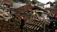 Warga berdoa di tengah reruntuhan tanah longsor di Desa Cijedil, Kecamatam Cugenang, Cianjur, Jawa Barat, Rabu (23/11/2022). Korban tewas akibat gempa ini mencapai 323 orang. Untuk kerusakan infrastruktur tercatat sebanyak 26.237 rumah rusak berat, 14.196 rumah rusak sedang, dan 22.786 rumah rusak ringan. Pradita Utama/detikcom.
