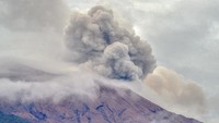 Erupsi Gunung Kerinci. Gunung yang berada di Sumatra Barat dan Jambi ini mengalami erupsi pada Selasa (6/12/2022). ANTARA FOTO/Wahdi Septiawan.