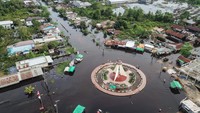Banjir di Kalimantan Tengah. Foto udara simpang empat bundaran Tudung Saji terendam banjir di Pangkalan Bun, Kotawaringin Barat, Kalimantan Tengah, Selasa (1/11/2022). Badan Penanggulangan Bencana dan Pemadam Kebakaran (BPBPK) Kalteng mencatat banjir yang dipicu akibat faktor cuaca dan luapan Sungai di provinsi itu merendam sebanyak 22 Kecamatan 108 kelurahan/desa di Kalteng serta berdampak pada 19,990 KK atau 66,432 jiwa. ANTARA FOTO/Makna Zaezar.