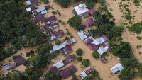 Banjir di Aceh. Foto udara permukiman penduduk yang terendam banjir di Desa Napai, Woyla Barat, Aceh Barat, Aceh, Sabtu (5/11/2022). Data Badan Penanggulangan Bencana Aceh (BPBA) menyebutkan banjir yang disebabkan tingginya intensitas hujan dan meluapnya sejumlah sungai di Kabupaten Aceh Timur, Gayo Lues, Nagan Raya, Kota Subulussalam, Kota Langsa, Bener Meriah, Aceh Tenggara, Aceh Singkil, Aceh Barat, Aceh Selatan dan Kabupaten Aceh Tengah mengakibatkan puluhan ribu Kepala Keluarga terdampak dengan ketinggian air satu sampai dua meter. ANTARA FOTO/Syifa Yulinnas.