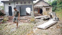 Tanah gerak di Trenggalek. Seorang pemuda berjalan meninggakan puing rumah warga korban bencana tanah gerak di Desa Timahan, Trenggalek, Jawa Timur, Minggu (13/11/2022). Sedikitnya 14 rumah warga di daerah ini retak-retak dan sebagian roboh akibat bencana tanah gerak. ANTARA FOTO/Destyan Sujarwoko.