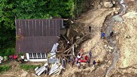 Tanah Longsor di Kabupaten Gowa. Kondisi sebuah rumah warga rusak akibat bencana tanah longsor di Desa Lonjoboko, Kabupaten Gowa, Sulawesi Selatan, Kamis (17/11/2022). Tanah longsor yang tejadi pada Rabu (16/11/2022) malam tersebut mengakibatkan sejumlah rumah rusak dan tujuh warga tertimbun material tanah longsor. ANTARA FOTO/Abriawan Abhe.