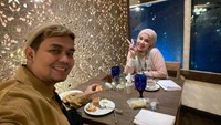 Momen malam Indra Bekti bersama istri ini juga mencuri perhatian. Mereka menikmati hidangan lewat di restoran yang ada di sebuah hotel mewah. Foto: Instagram @indrabekti