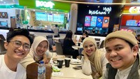 Tak jarang Indra Bekti dan Dhila makan bersama temannya. Seperti momen saat berada di sebuah restoran ini. Setelah menghabiskan pesanan mereka langsung berfoto. Foto: Instagram @indrabekti