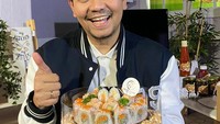 Tak hanya itu, Indra Bekti juga doyan menikmati hidangan khas Jepang. Salah satunya sushi dengan berbagai varian ini.   Foto: Instagram @indrabekti