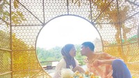 Keromantisan antara Indra Bekti dan sang istri Dhilla pun tak pernah lepas dari sorotan. Begini momen romantisnya saat menikmati teh bersama. Foto: Instagram @indrabekti