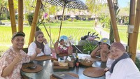Lewat Instagramnya, Indra Bekti bahkan sering memperlihatkan momen kulineran bersama keluarga kecilnya. Salah satunya saat makan di restoran Bebek Tepi Sawah di Bali. Foto: Instagram @indrabekti